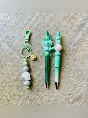 NEW📚 Hand Crafted Bag Charm & Beaded Pen Set OS